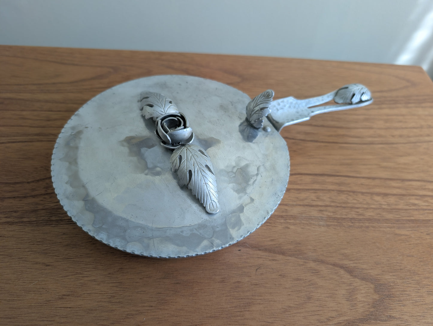 Hammered Aluminum Silent Butler