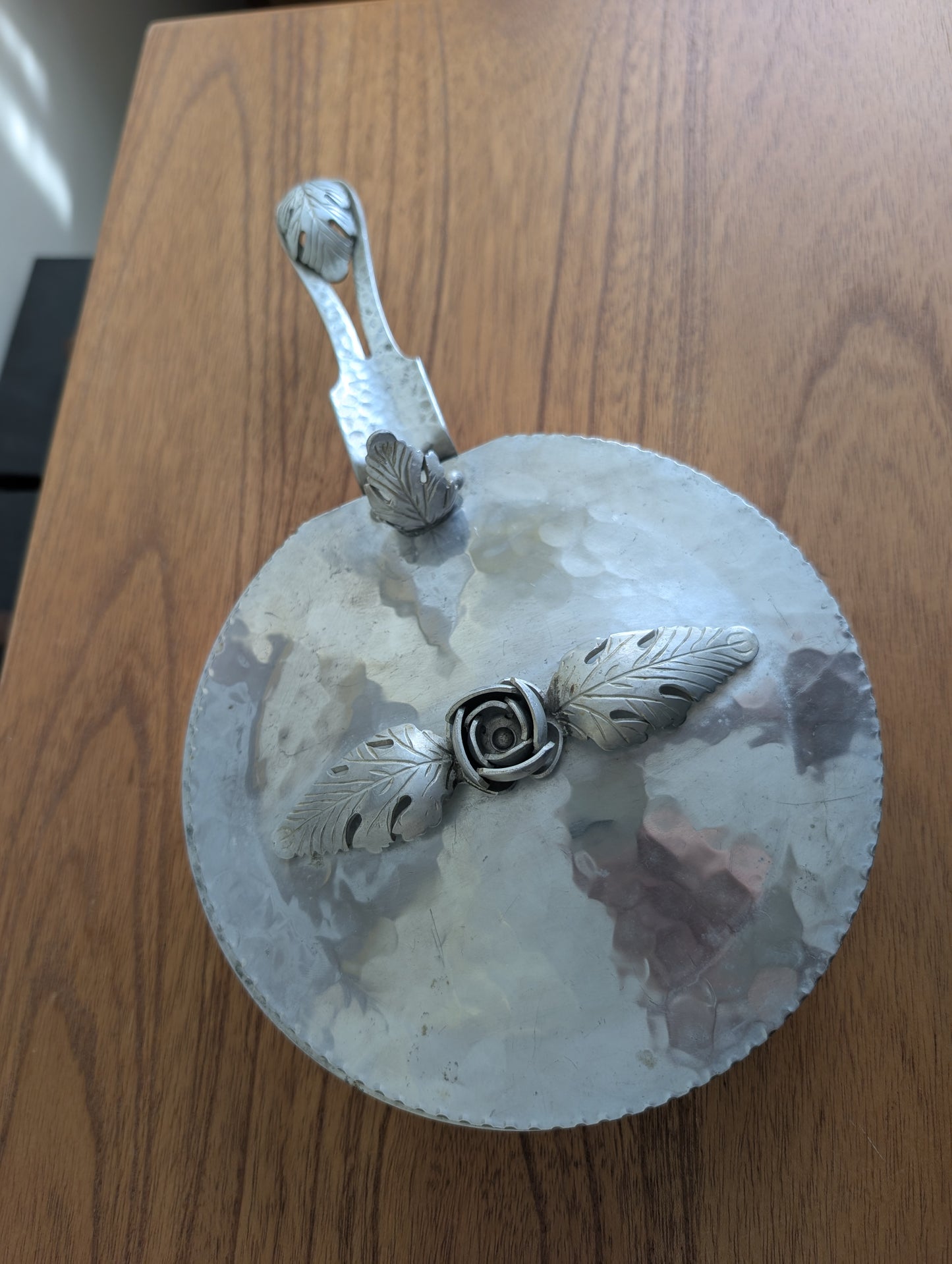 Hammered Aluminum Silent Butler