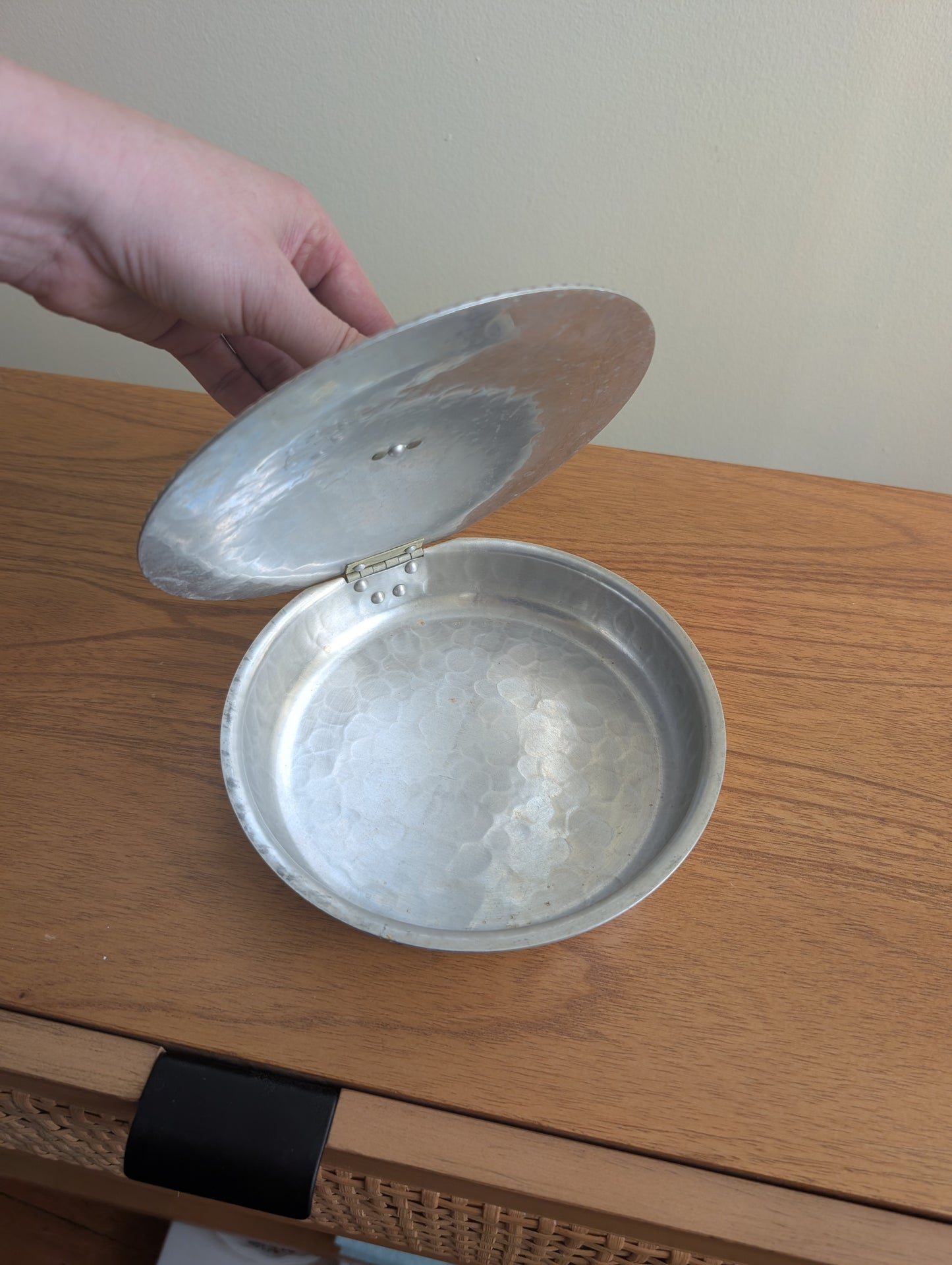 Hammered Aluminum Silent Butler