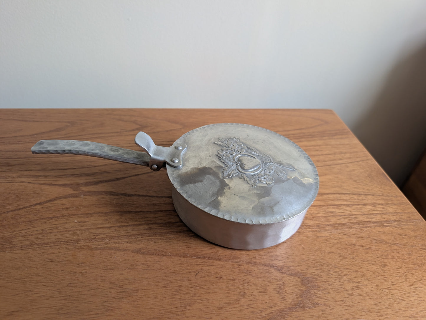 Hammered Aluminum Everlast Silent Butler With Apple