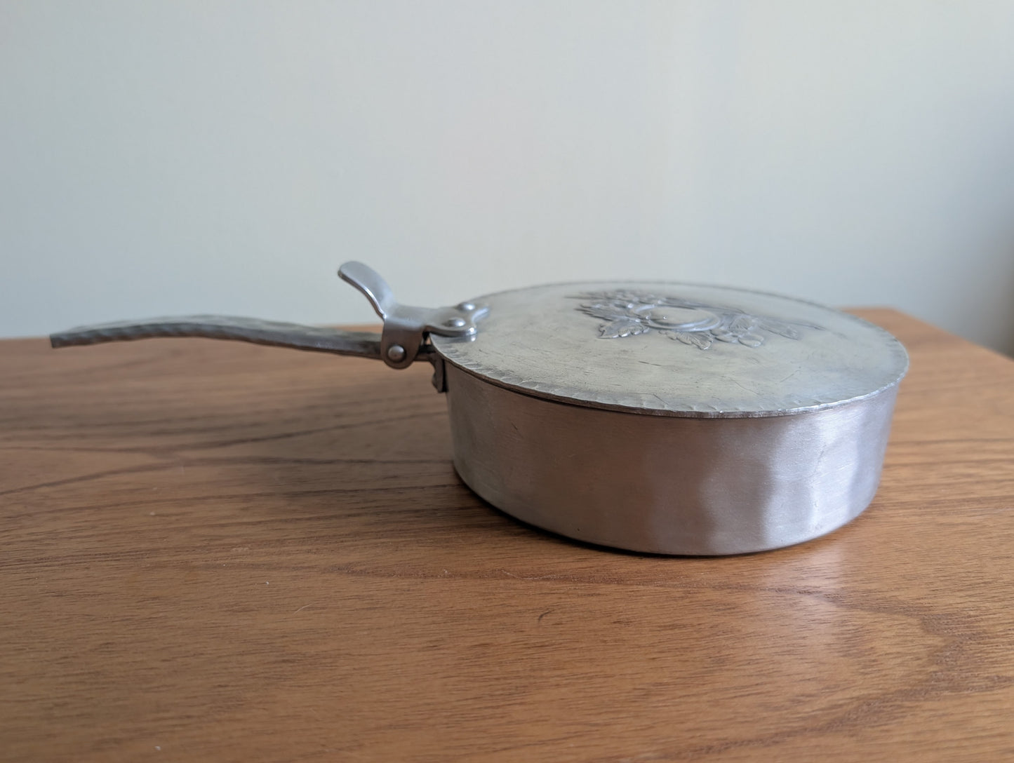 Hammered Aluminum Everlast Silent Butler With Apple