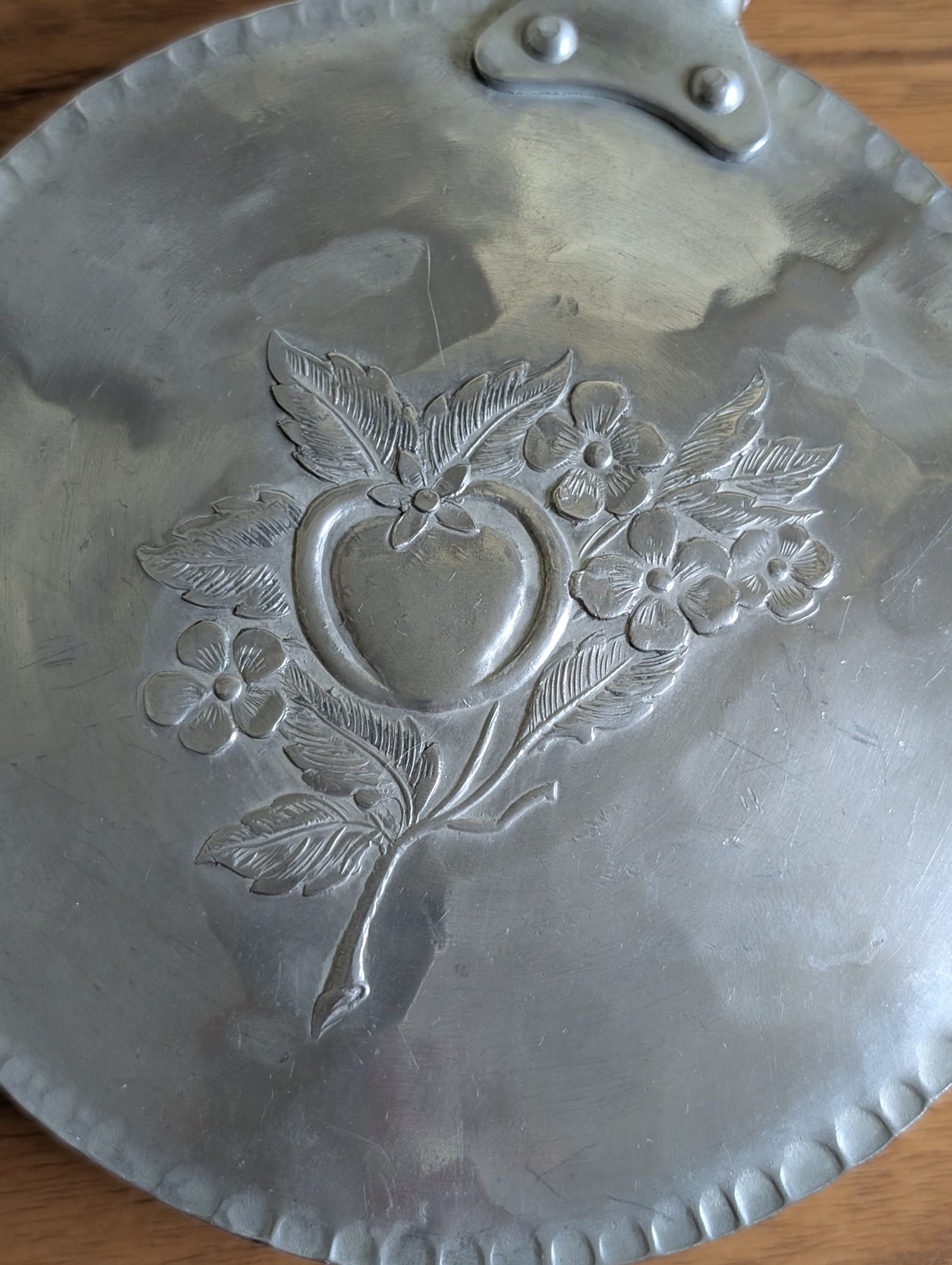 Hammered Aluminum Everlast Silent Butler With Apple