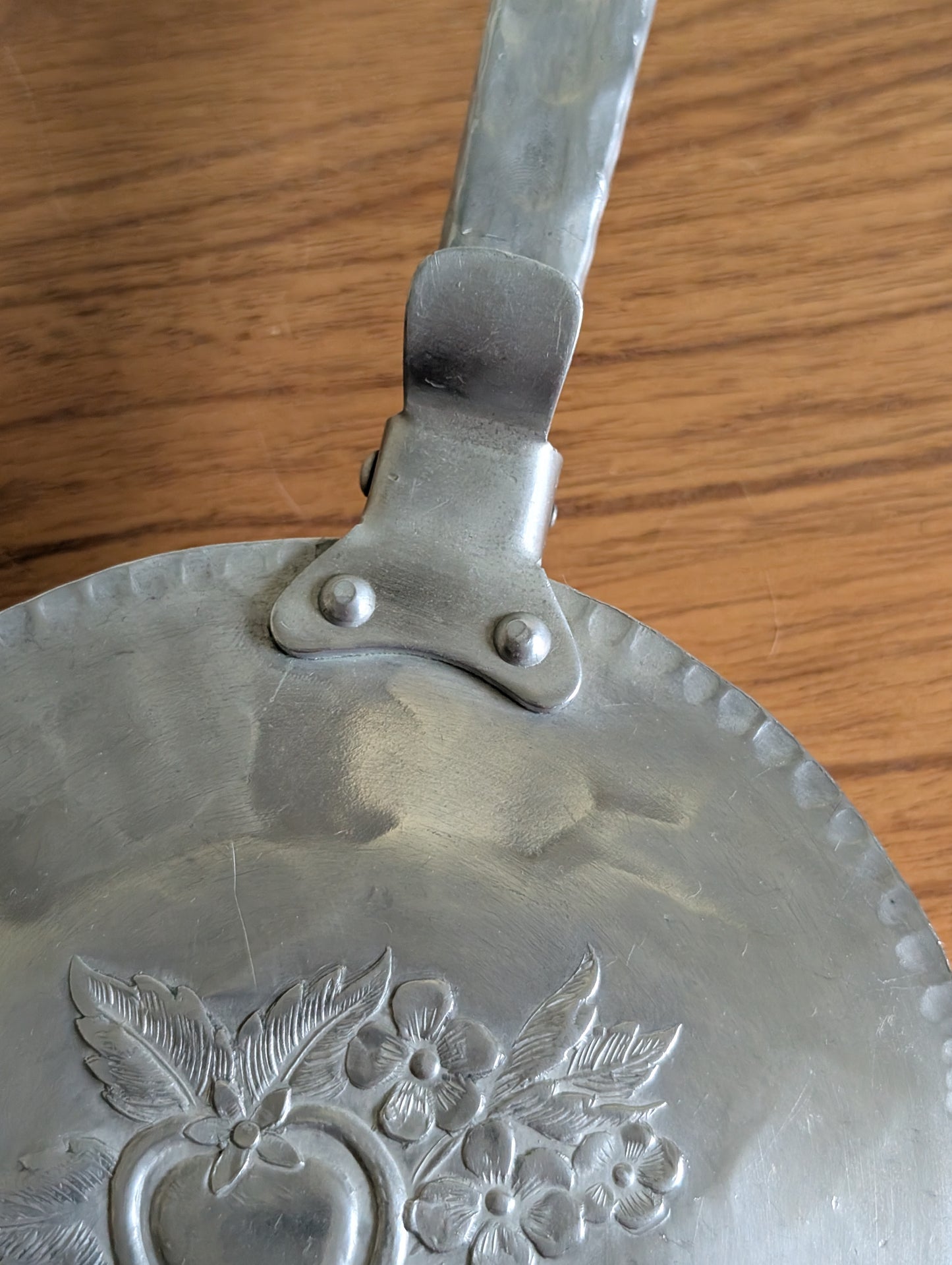 Hammered Aluminum Everlast Silent Butler With Apple