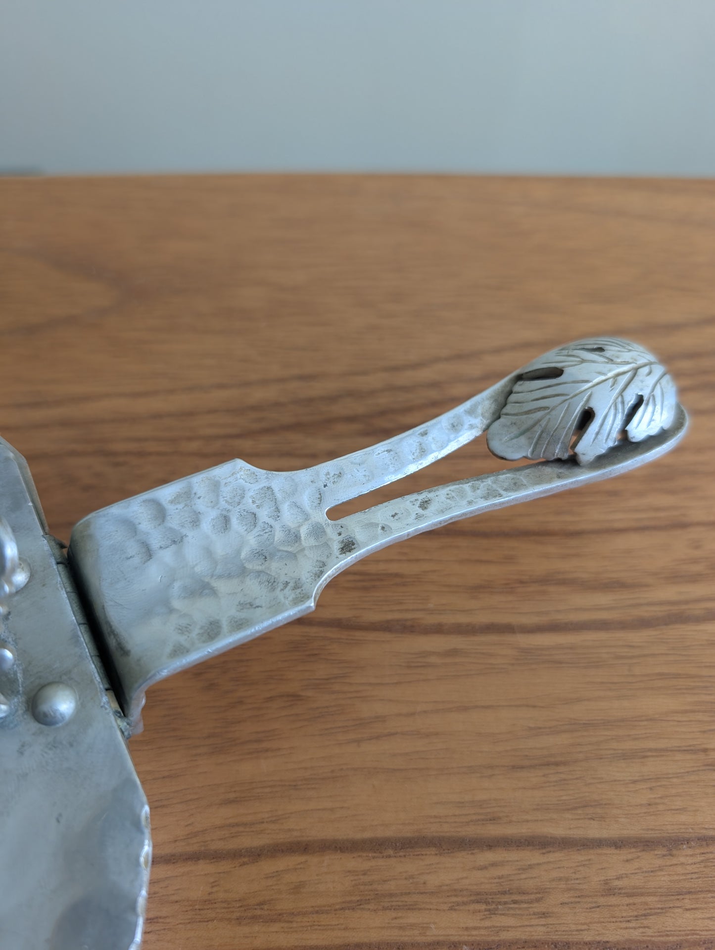 Hammered Aluminum Silent Butler