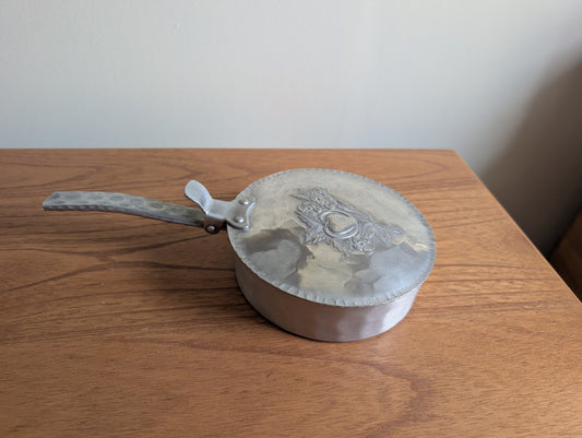 Hammered Aluminum Everlast Silent Butler With Apple