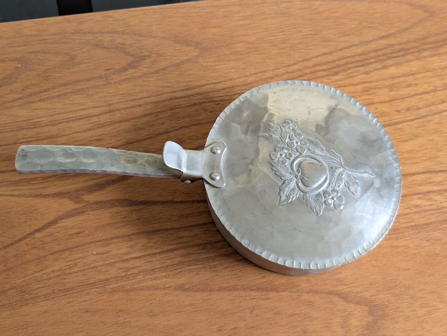 Hammered Aluminum Everlast Silent Butler With Apple