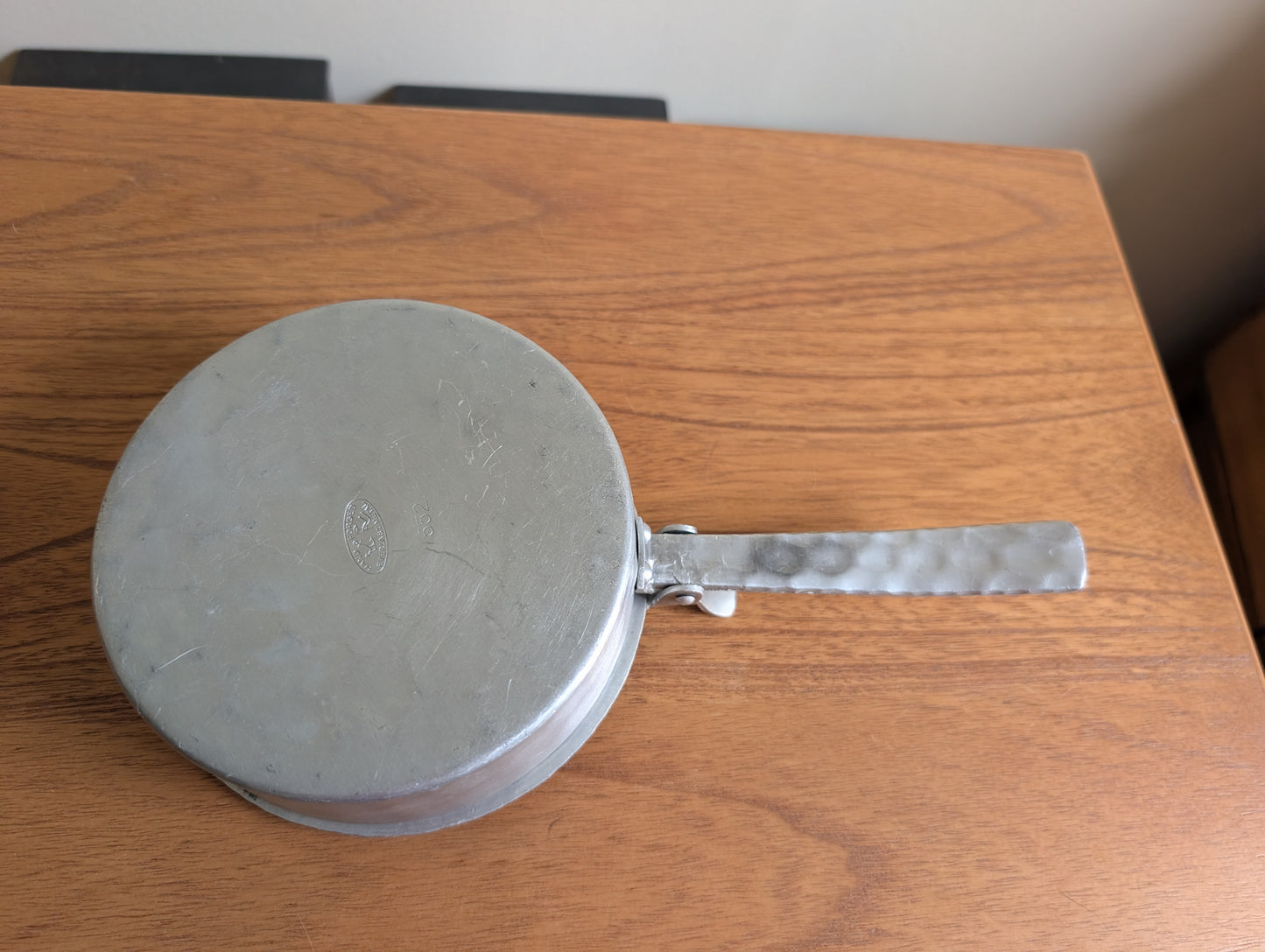 Hammered Aluminum Everlast Silent Butler With Apple