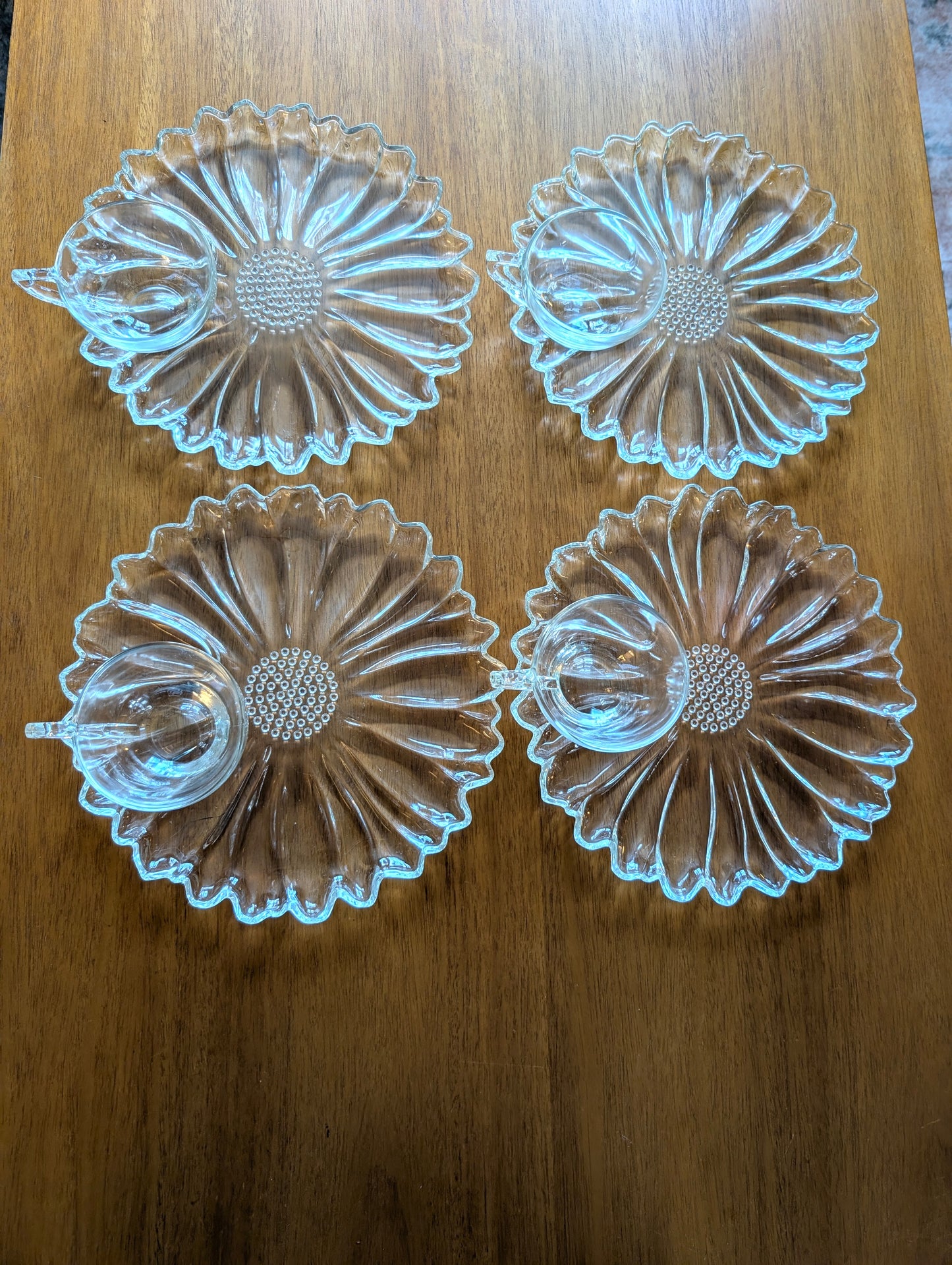 New Vintage Colony Glass Daisy 8 Piece TV Set