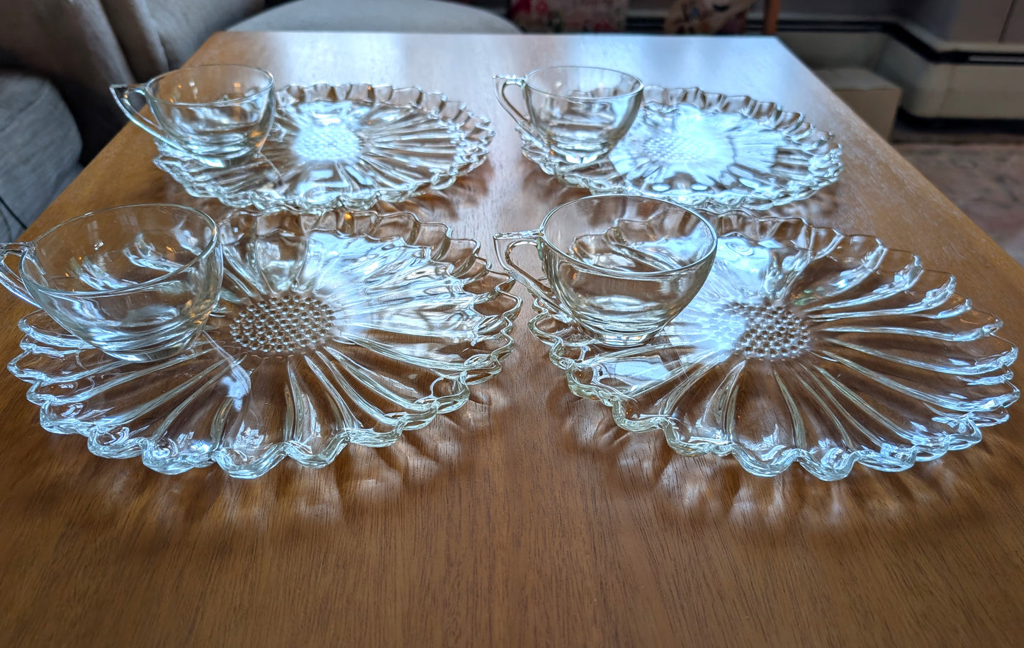 New Vintage Colony Glass Daisy 8 Piece TV Set