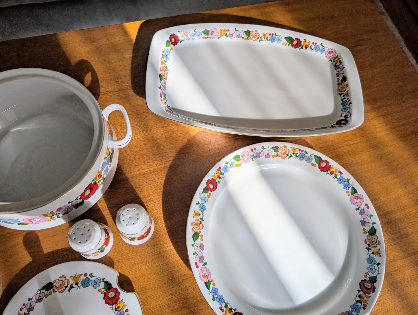 33 Piece Kalocsa Hungarian Dinnerware Set Service for 8