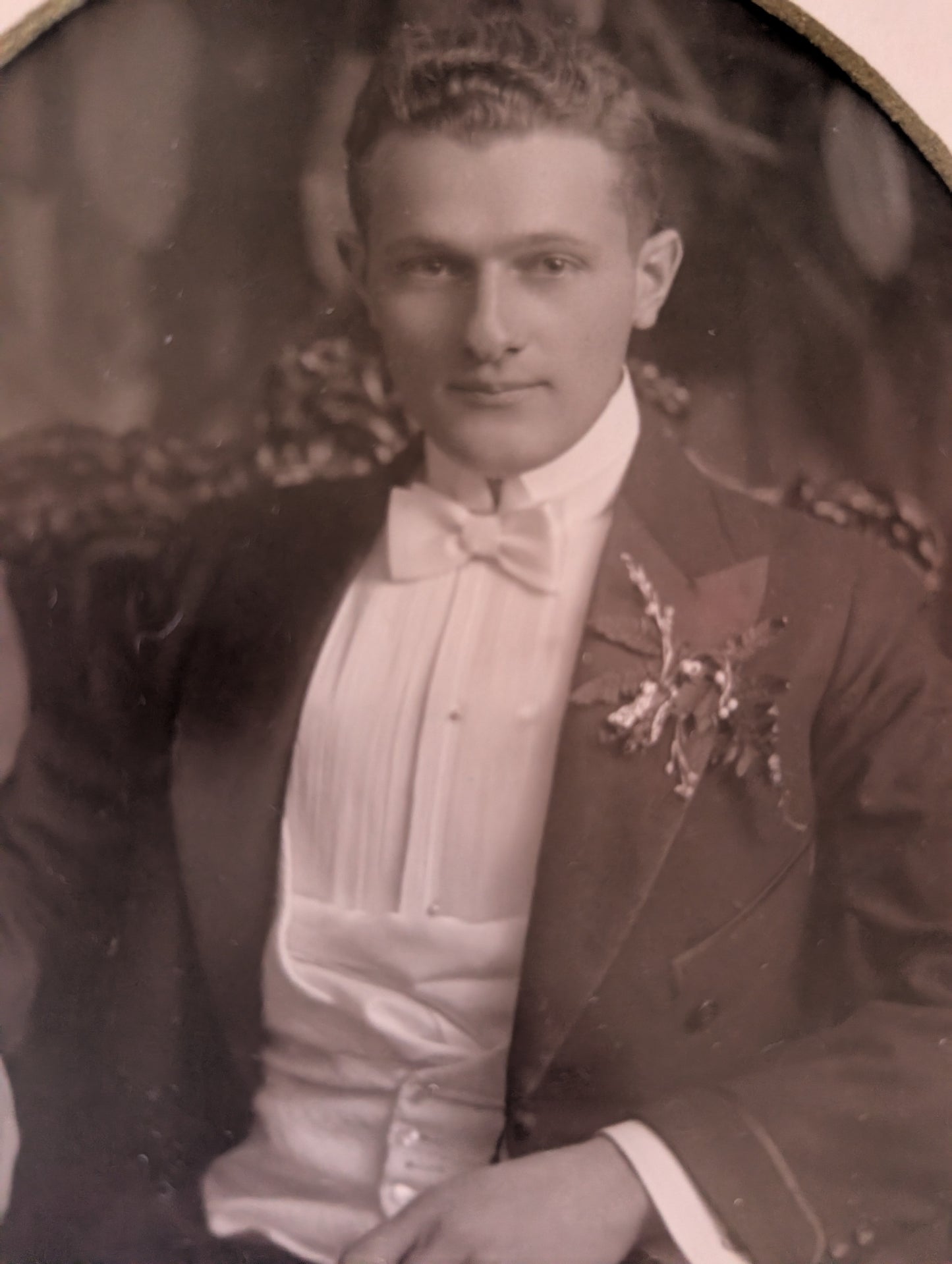Beautifully Framed 1920s Wedding Portrait Photos Flapper Bride in Gown and Veil